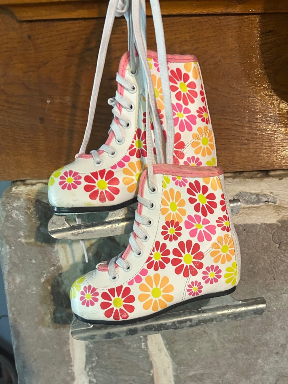 American athletic shoes kids ice skates 9J with flowers